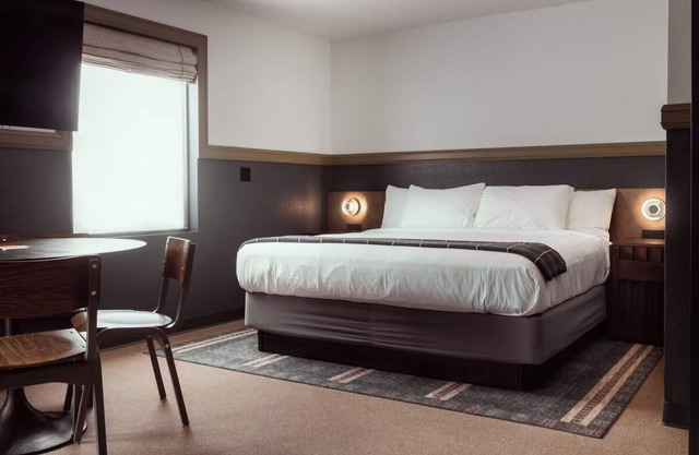 Creekside Escape with Vintage Vibes Just 1 Mile from Titanic Museum