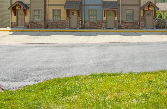 Creekside G28: 2 Story Townhome, 3 bedroom, 3 full Bath, Hot tub on private deck.