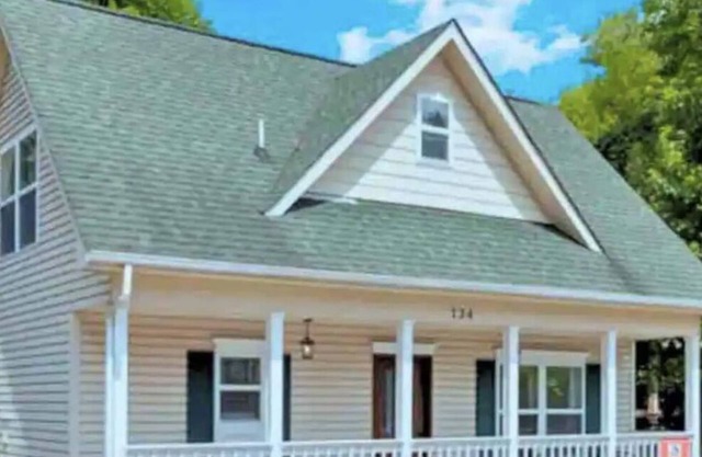 Creekside, Hot Tub, 2 King Beds, Walking Distance to Downtown, Great Parking!
