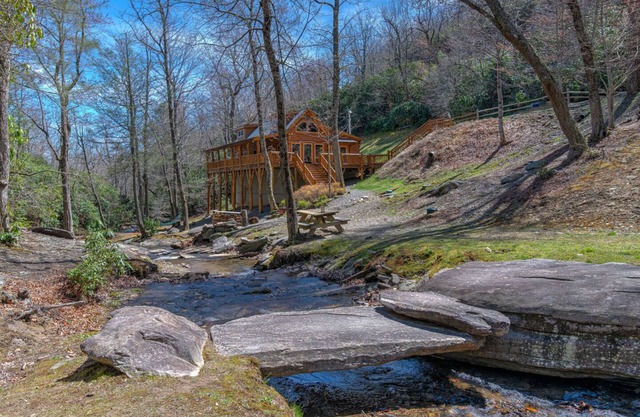 CREEKSIDE LOG HOME: NEXT TO CREEK/CLOSE TO TOWN/HOT TUB/TRAILS/PETS OK