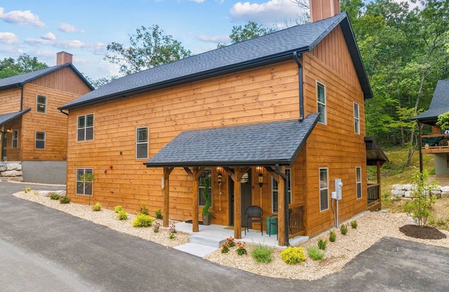 Creekside Retreat 4BR/4BA with Private Hottub + Pond view