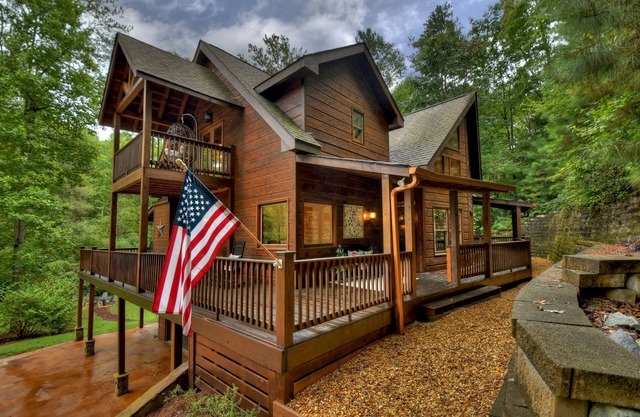 Creekside Solitude/Luxury 5 BR/5B/Firepit/Game Room/Wrap-Around Porch/Hot Tub