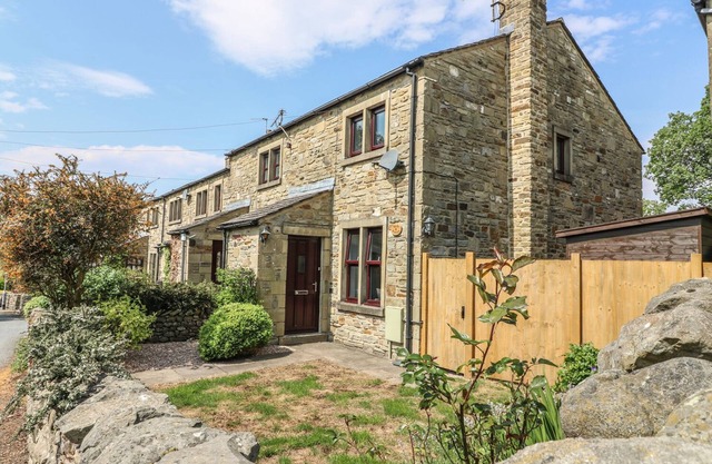 CROFT COTTAGE, pet friendly, with open fire in Long Preston