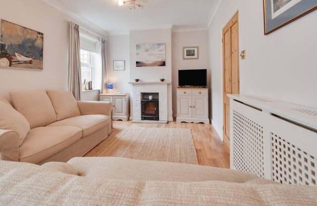 Cromer Sea Cottage - Three Bedroom House, Sleeps 5