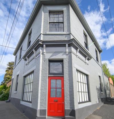 Cromwell Apartment - 3 Red Doors Battery Point