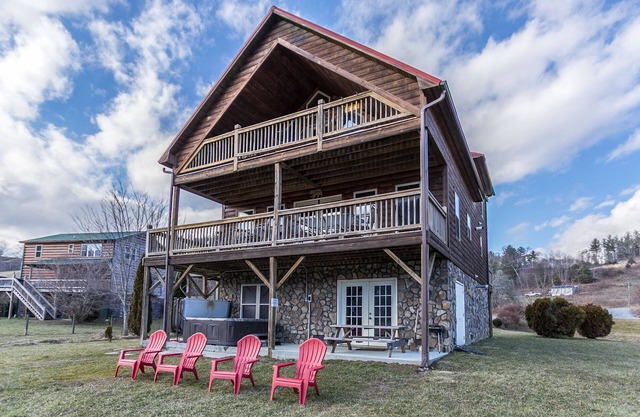 Cruizin River Dreams- River front, fire-pit, hot tub
