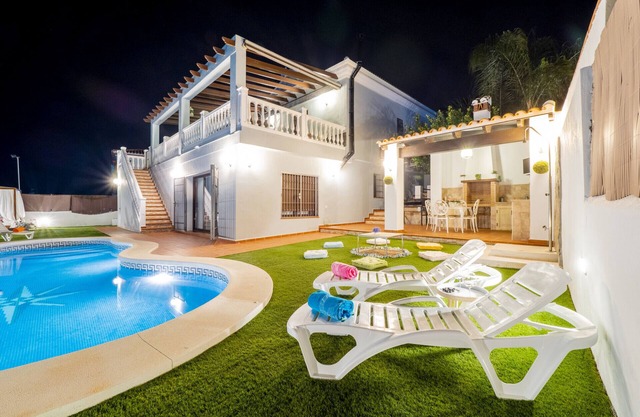 Cubo's Villa Gabriela Family/Free Wifi/Private Pool/jacuzzi