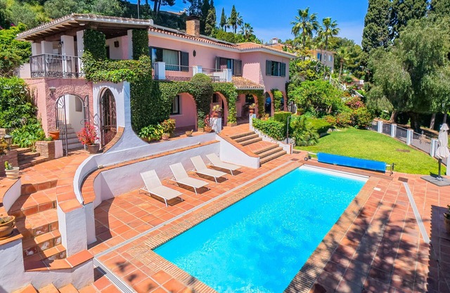 Cubo's Villa Las Capuchinas/private heated pool/air conditioning/sea views/free wifi