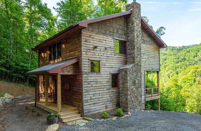 Cubs Den Cabin Deck, Fire Pit and Year round Mountain Views!