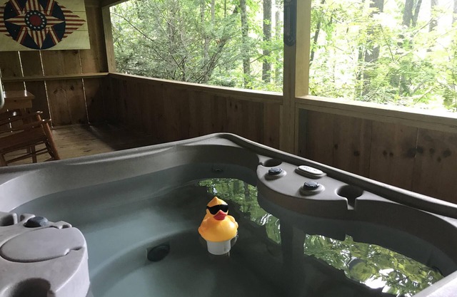 Cuddle Up and Relax- Hot Tub, Fireplace, Romantic, View, Free WiFi, Pet Friendly