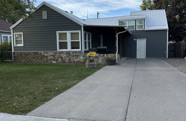 Custer Cottage/Fenced Yard