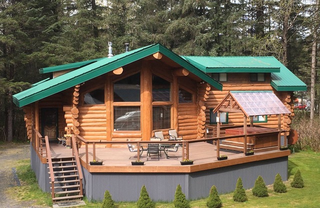 Custom-Built Log Home : Clean, Spacious, and only 4 miles from downtown Seward!