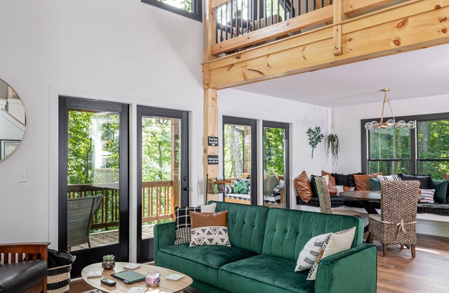 Custom-built Modern Cabin next to Winery, mountain views, pet friendly