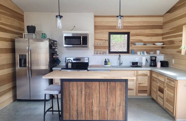 Custom-built mountain cottage w/hot tub & heated floors