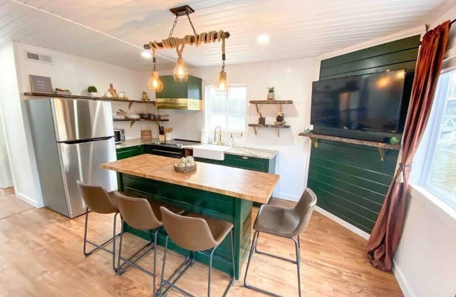 Custom Floating Cabin on Mississippi River backwater with a HOT TUB!