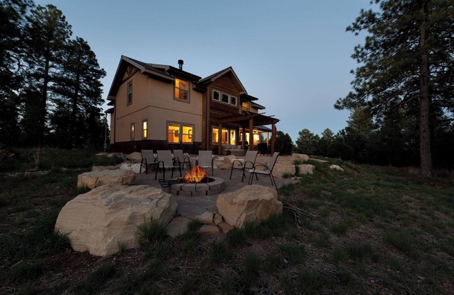 Custom Home - 3 Acres - 9 Min to DGO - Hot Tub/Fire Pit/Ping Pong/Arcade Game