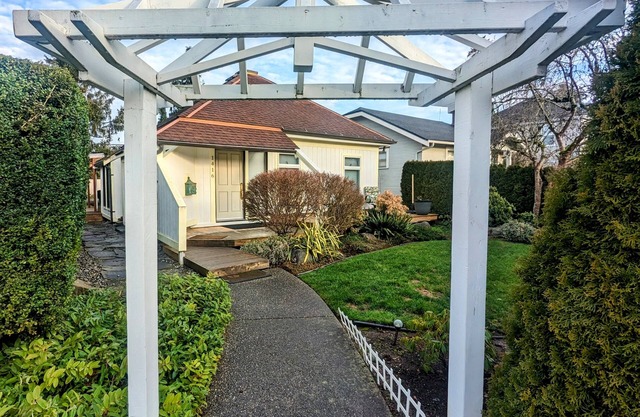 CUSTOM HOME, WALK TO RESTAURANTS, GROCERY, PARK, PETS&420 OK,COOL NEIGHBORHOOD