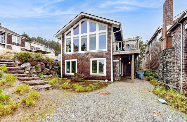 Custom home with ocean view & private hot tub - beach across the street