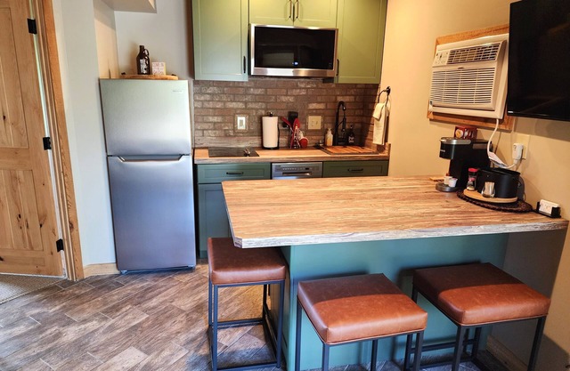 Cute, 1 bdrm sleeps 2 Golf/ski. pool and Wifi! new KING bed. NEW kitchen coming