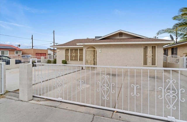 Cute 3/2 Home with Pool. 10 min to Strip. Sleeps 10!
