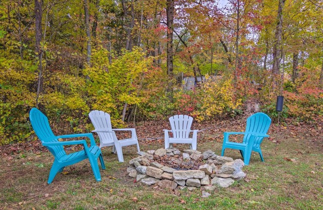 Cute and Cozy Hendersonville Getaway with Yard!