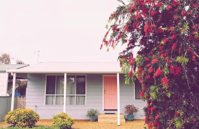 Cute Beach Shack located close to the Beach and Shops