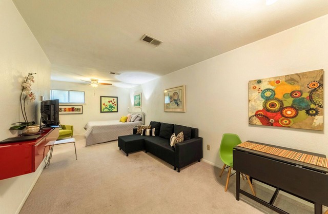 Cute, Cozy and Quiet Studio just north of UT and Downtown.