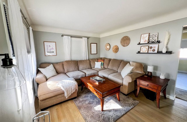 Cute & cozy family-friendly Royal Oak ranch close to downtown and highways!