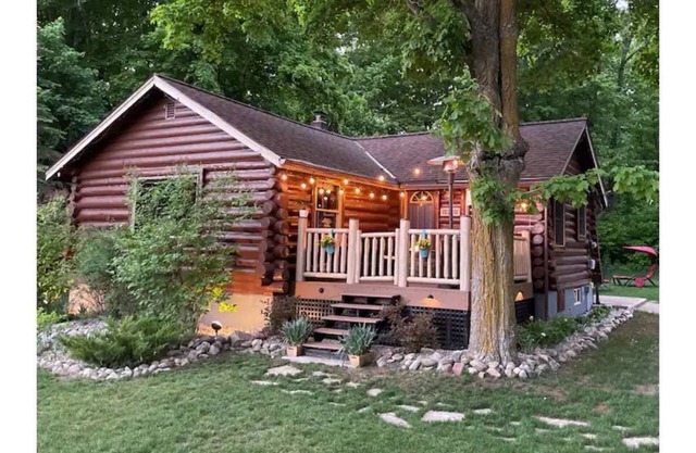 Cute Log Cabin! Summer Dates Open! Hot Tub! Walloon Lake Beach! Waterpark!