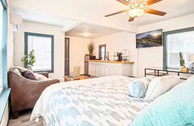 Cute Tiny house- Fence Yard- Kitchen- 3 mins to Plaza District- Best Promotion for Holiday