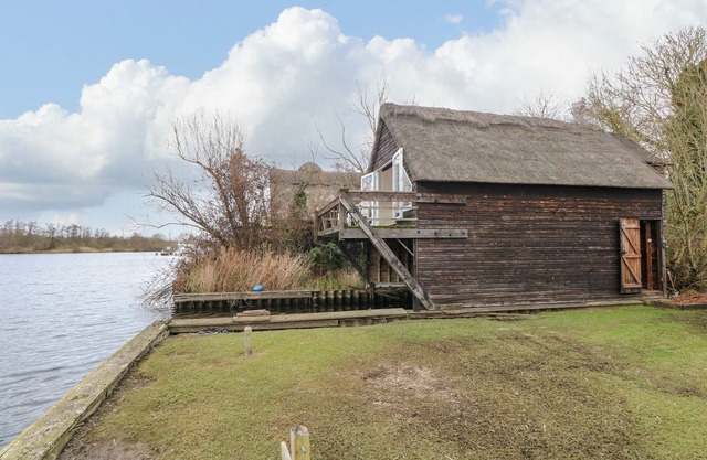 CYGNUS BOATHOUSE, character holiday cottage in South Walsham