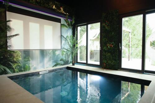Détente à deux piscine et spa