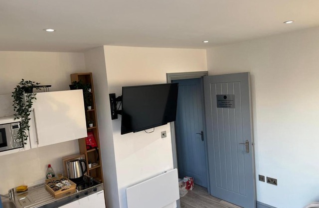 D Lovely Multi Use 1 Bed Loft Apartment with Parking