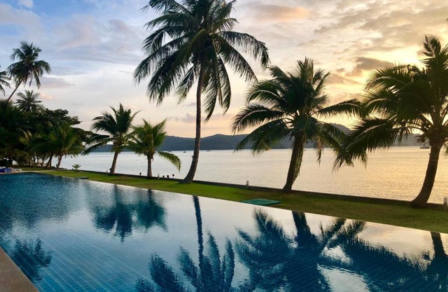 D-Lux 4 bed beachfront apartment with sea view