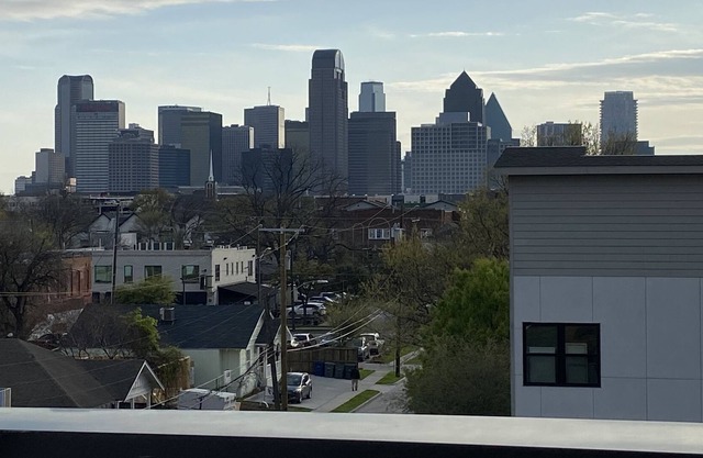 D1 Chill Vibes w Clean Lines Uptown Townhouse w a Rooftop STUNNING Downtown View