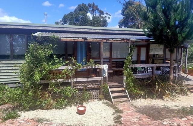Dacha Kincora - small cottage, short walk to beach