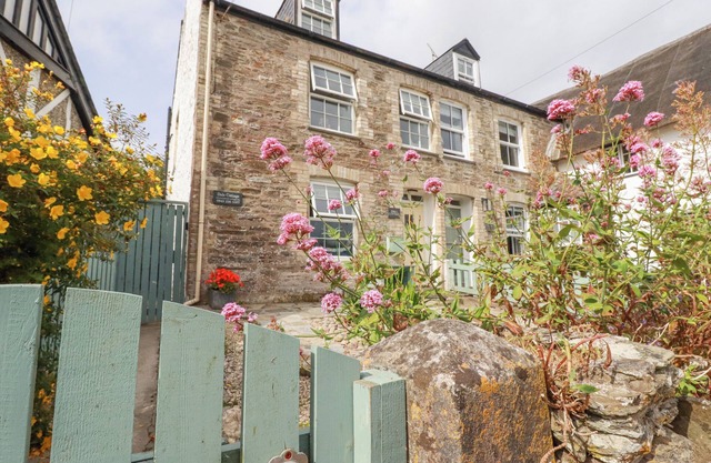 DALE COTTAGE, pet friendly, luxury holiday cottage in Crantock