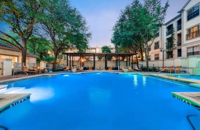 Dallas Uptown Chic 1BR w/Workspace + Deck overlooking Katy Trail