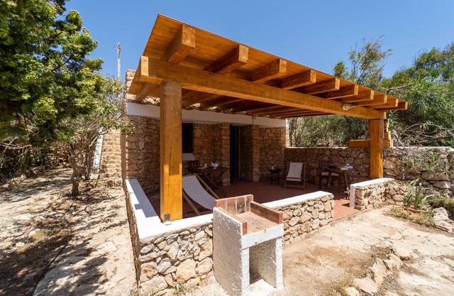 Dammuso detached cottage with garden a few meters from the sea in Lampedusa