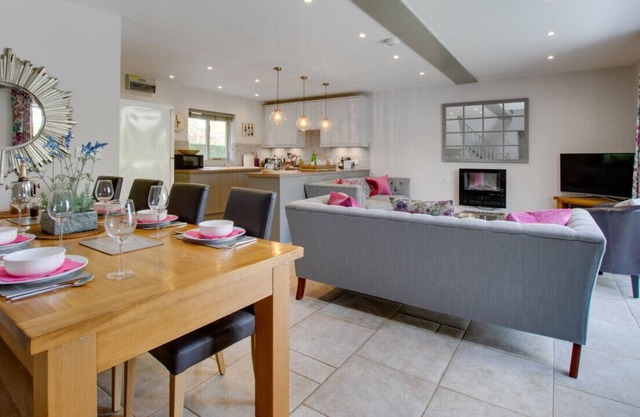 Damson Cottage - Three Bedroom House, Sleeps 6