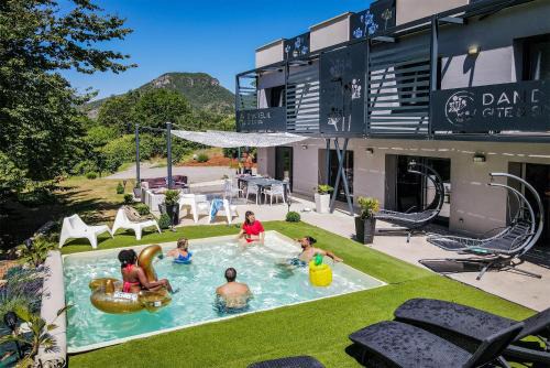 DANDELION GITE SPA Gorges du Tarn piscine jacuzzi rivière vue exceptionnelle villa nature design