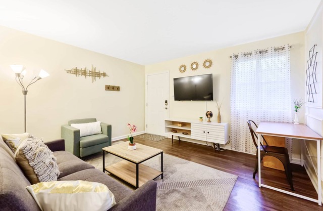 ★Dapper Digs★ King Bed ★ Long Term Stays ★ Duke★