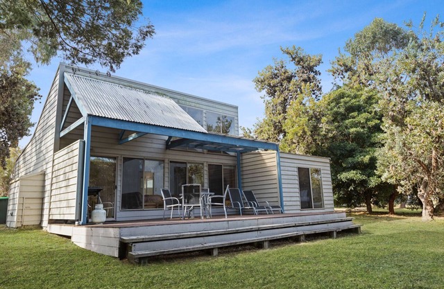 Dargo - Waterfront Retreat: Secluded lodges perfect for nature lovers