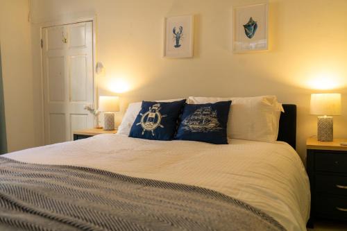 Dartmouth Town Centre 2 bedroom stylish apartment is perfect for families and couples with a happy & homely feel being only 30 meters from the sea but set back & quiet with everything on the doorstep a FAB place to explore Dartmouth pets welcome for free