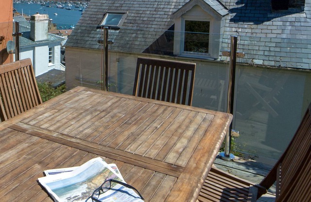 Dartmouth townhouse with AMAZING views of the River Dart and private decking