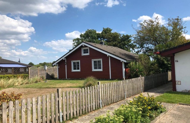 Das rote Haus hinterm Deich