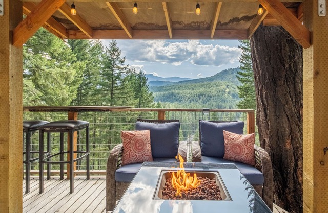 Das Tree Haus-Views, Hot Tub, WIFI, Dogs, ROKU
