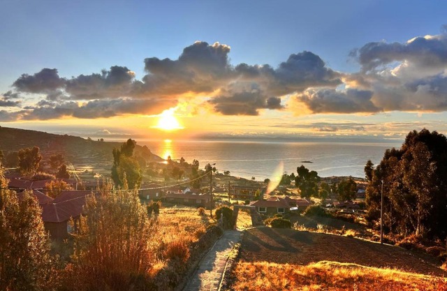 Dawn House - Lago Titicaca
