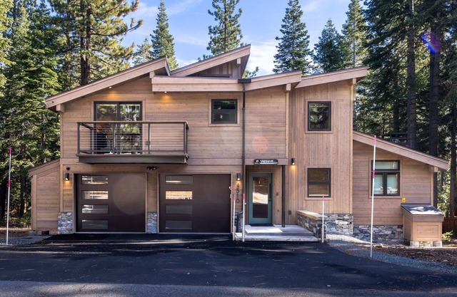 Daybreak by Tahoe Getaways - New Remodel w/Private Hot Tub