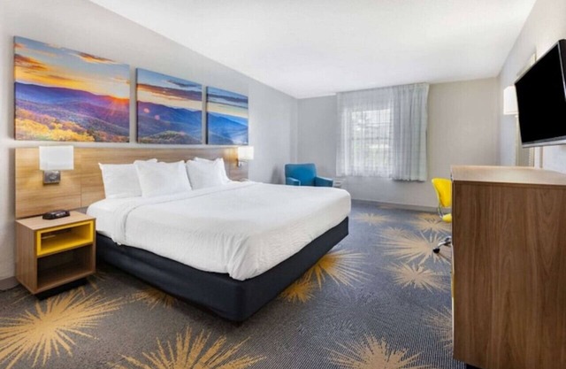 Days Inn I81 king bed